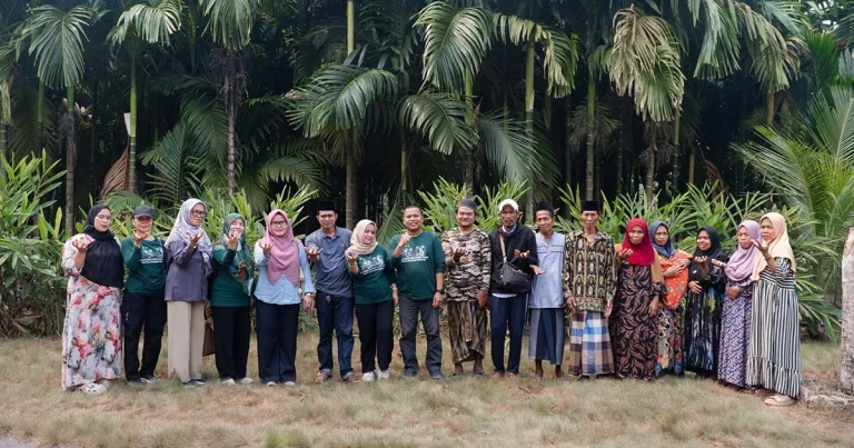 Foto bersama tim pendamping Fahutan UNTAN, perangkat desa, dan pengurus TK-PPEG pada penyusunan RKM DMPG Kubu Raya.