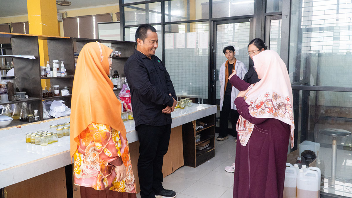 Tim TFCA Kalimantan mengunjungi laboratorium penelitian tengkawang di Fakultas Kehutanan UNTAN.