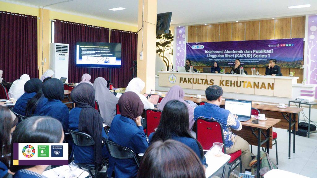 Peserta menyimak paparan narasumber dalam Seminar Nasional KAPUR Series 1 di Aula Bungur Fahutan UNTAN.