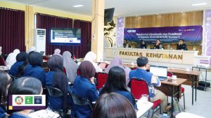 Peserta menyimak paparan narasumber dalam Seminar Nasional KAPUR Series 1 di Aula Bungur Fahutan UNTAN.