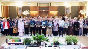 Peserta Seminar Nasional MAPEKI XXIX berfoto bersama di ruang pertemuan, dengan sejumlah peserta memegang cendera mata.