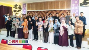 Peserta monev bioprospeksi tengkawang berfoto bersama di Aula Bungur Fahutan UNTAN dengan mengangkat kepalan tangan.