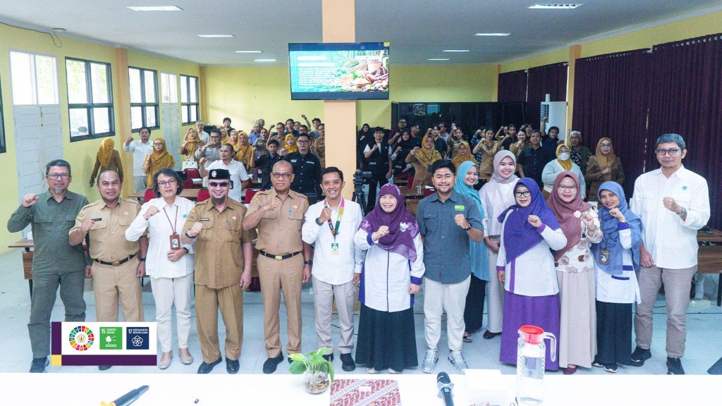 Peserta FGD Pokja HHBK Kalimantan Barat berfoto bersama dalam Aula Bungur Fahutan UNTAN.