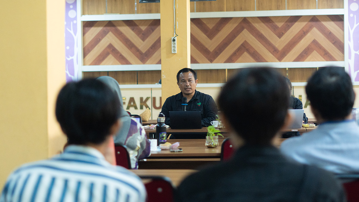 Bapak Herman Suparman Simanjuntak menyampaikan evaluasi program bioprospeksi tengkawang Fahutan UNTAN.