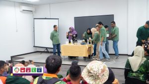 Demonstrasi di meja berisi bahan dan perlengkapan pembuatan sabun tengkawang di hadapan peserta.