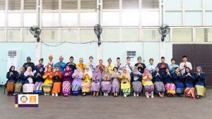 Dosen dan tenaga kependidikan Fahutan UNTAN berfoto bersama dalam dua baris dengan mengenakan baju kurung dan teluk belanga.