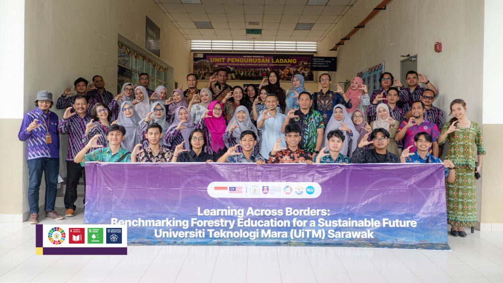 Peserta berfoto bersama di UiTM Sarawak sambil membentangkan spanduk ungu Learning Across Borders.