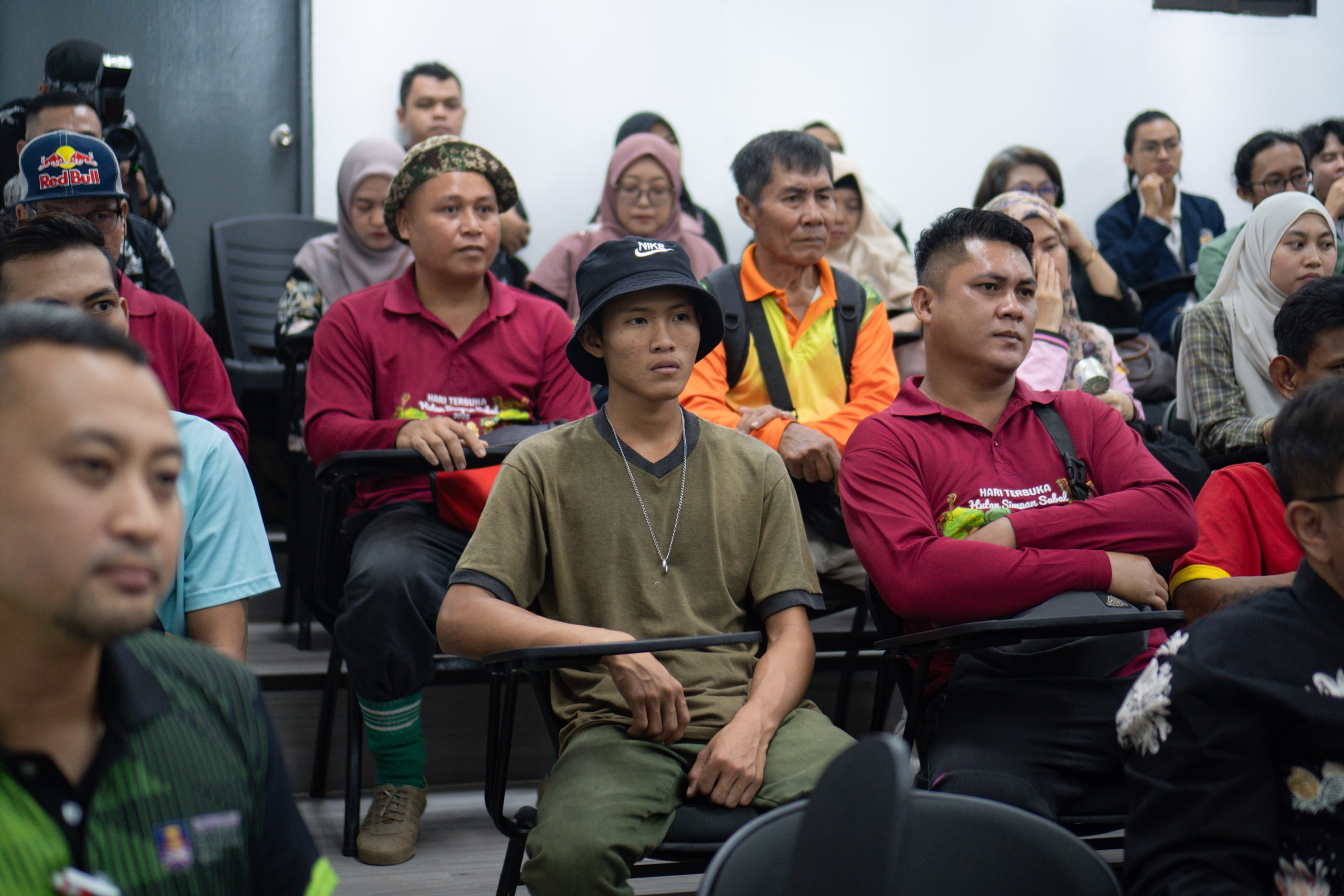 Masyarakat lokal dan peserta lain duduk di ruang pertemuan sambil memperhatikan penyampaian materi agroforestri.